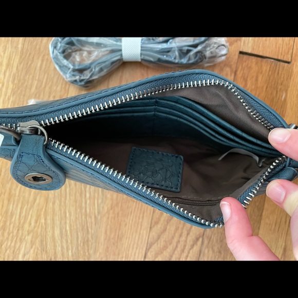 Blue/green python wristlet with attachable straps - Picture 4 of 5